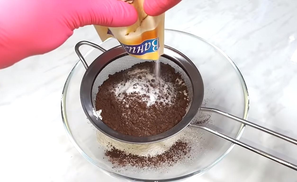 Recipe - Airy Chocolate Sponge Cake na may Cocoa Powder na Walang Paghihiwalay ng mga Itlog - Hakbang 1