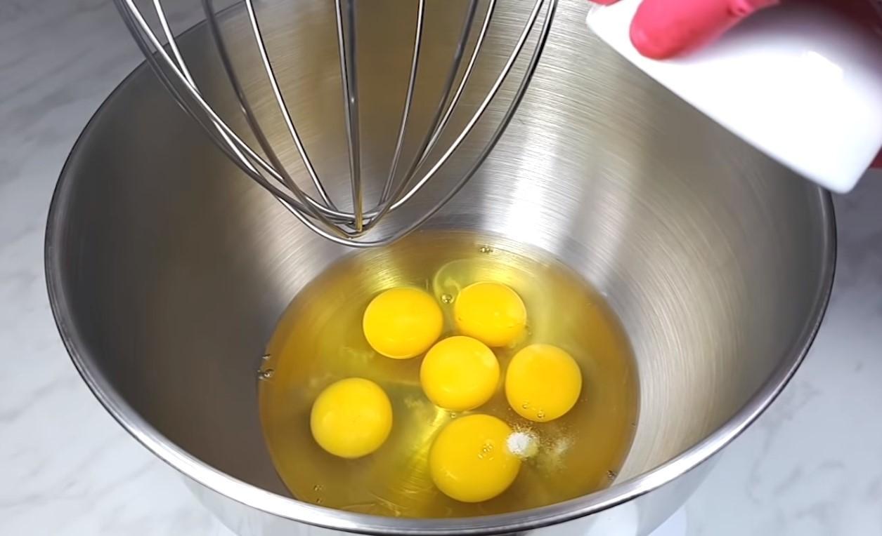 Recipe - Airy Chocolate Sponge Cake na may Cocoa Powder na Walang Paghihiwalay ng mga Itlog - Hakbang 2