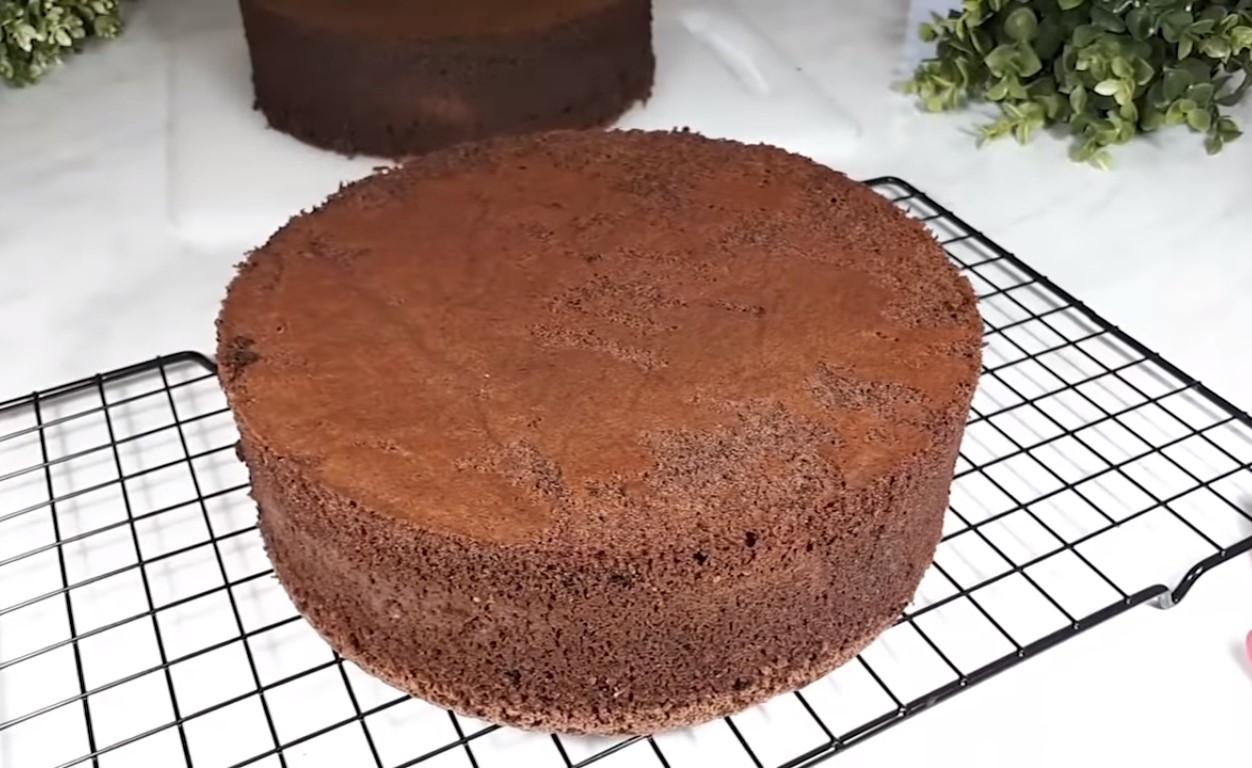 Recipe - Airy Chocolate Sponge Cake na may Cocoa Powder Nang Hindi Pinaghihiwalay ang mga Itlog - Hakbang 8