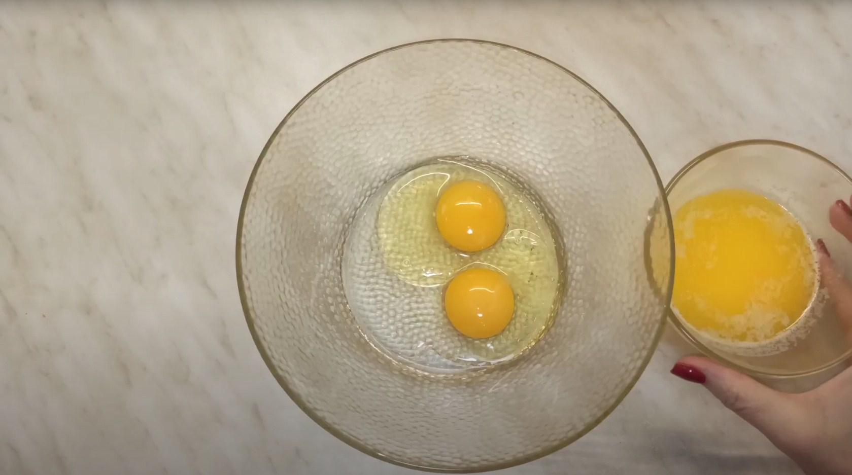 وصفة - كيكة إسفنجية مخبوزة بالفرن مع الحليب المكثف - الخطوة 1