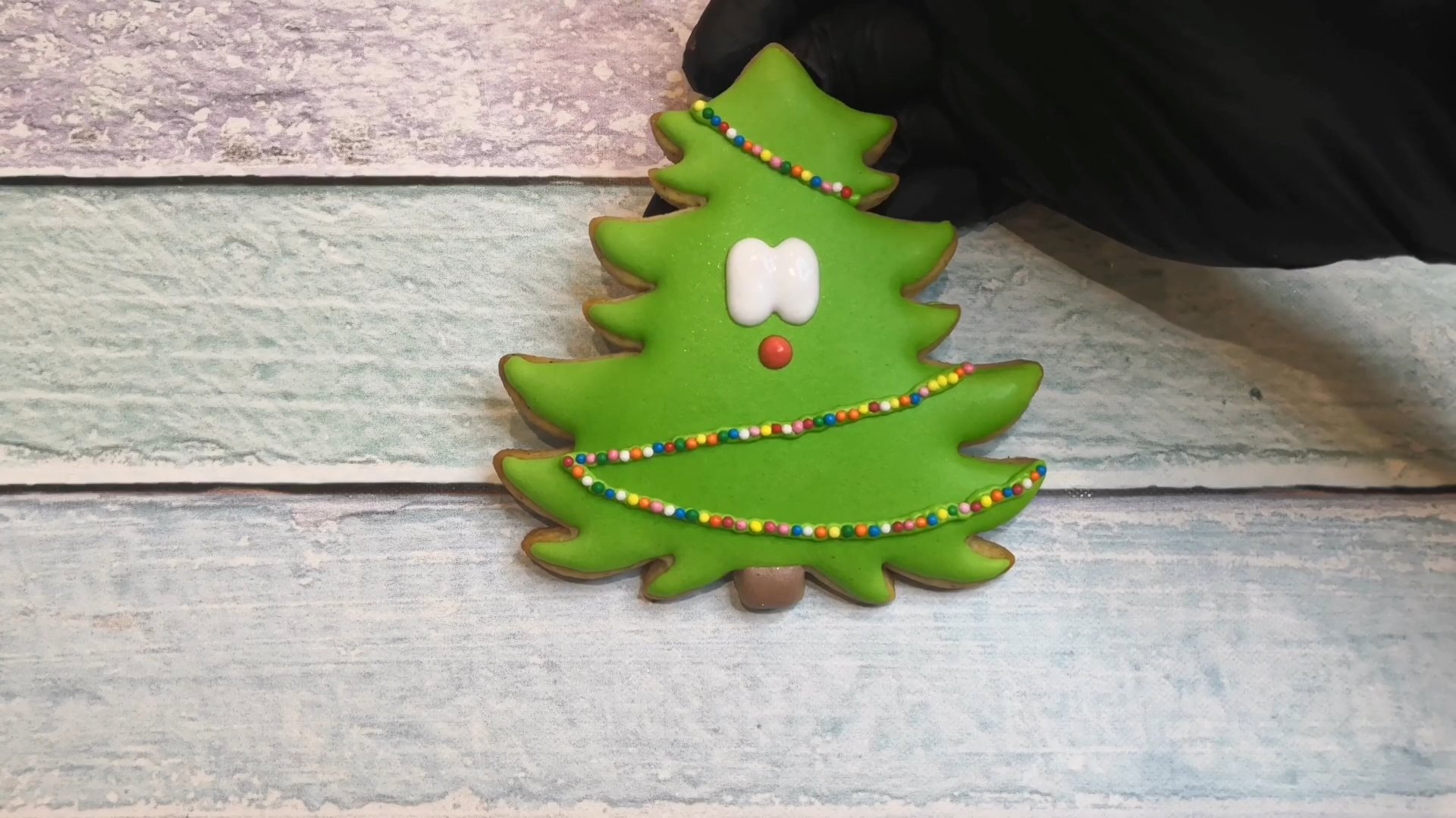 Rezept – So dekoriert man einen Lebkuchen-Weihnachtsbaum – Schritt 10