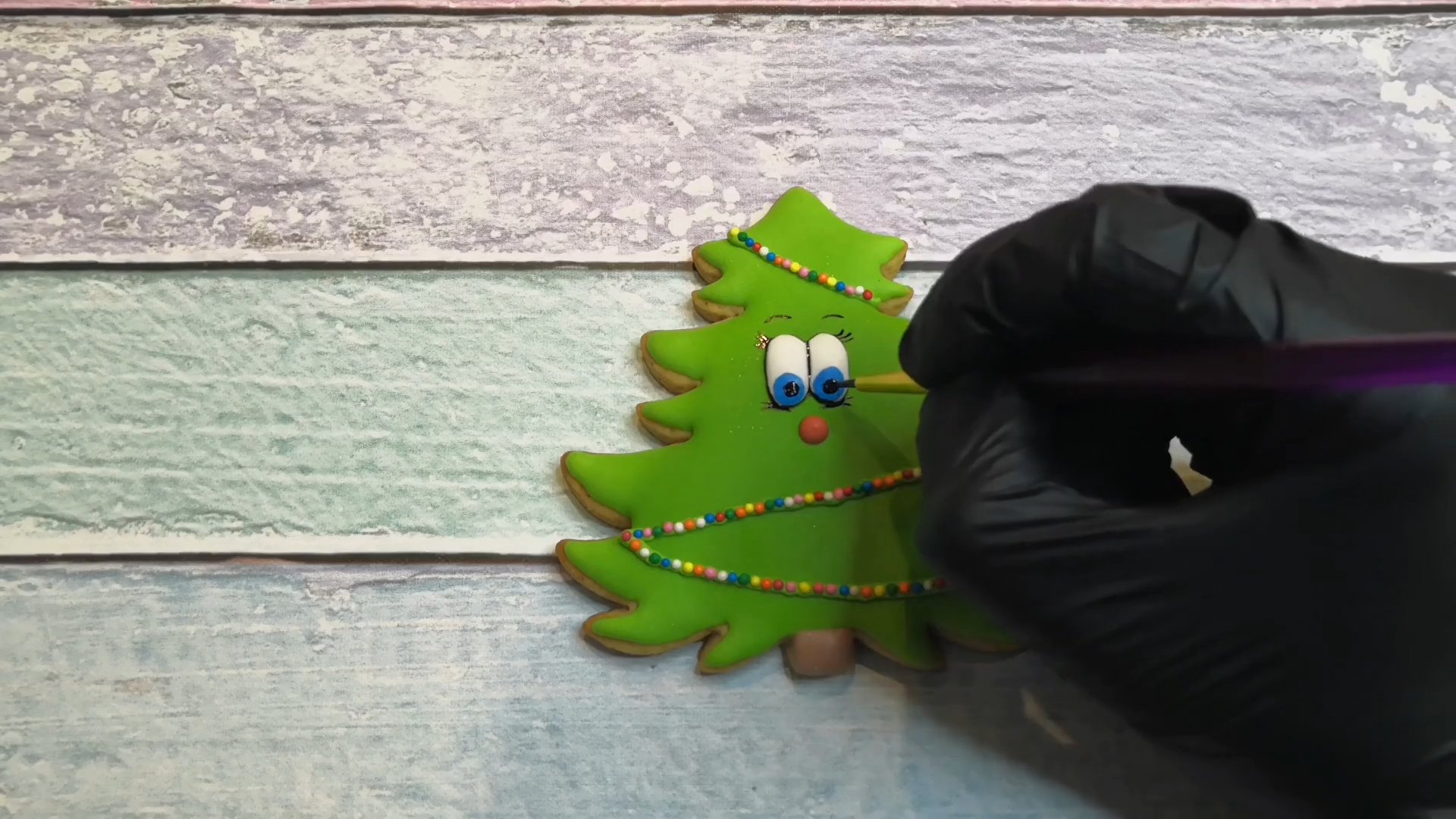 Rezept – So dekoriert man einen Lebkuchen-Weihnachtsbaum – Schritt 11