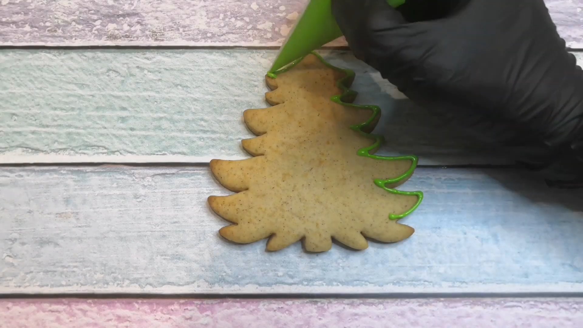 Rezept – So dekoriert man einen Lebkuchen-Weihnachtsbaum – Schritt 2