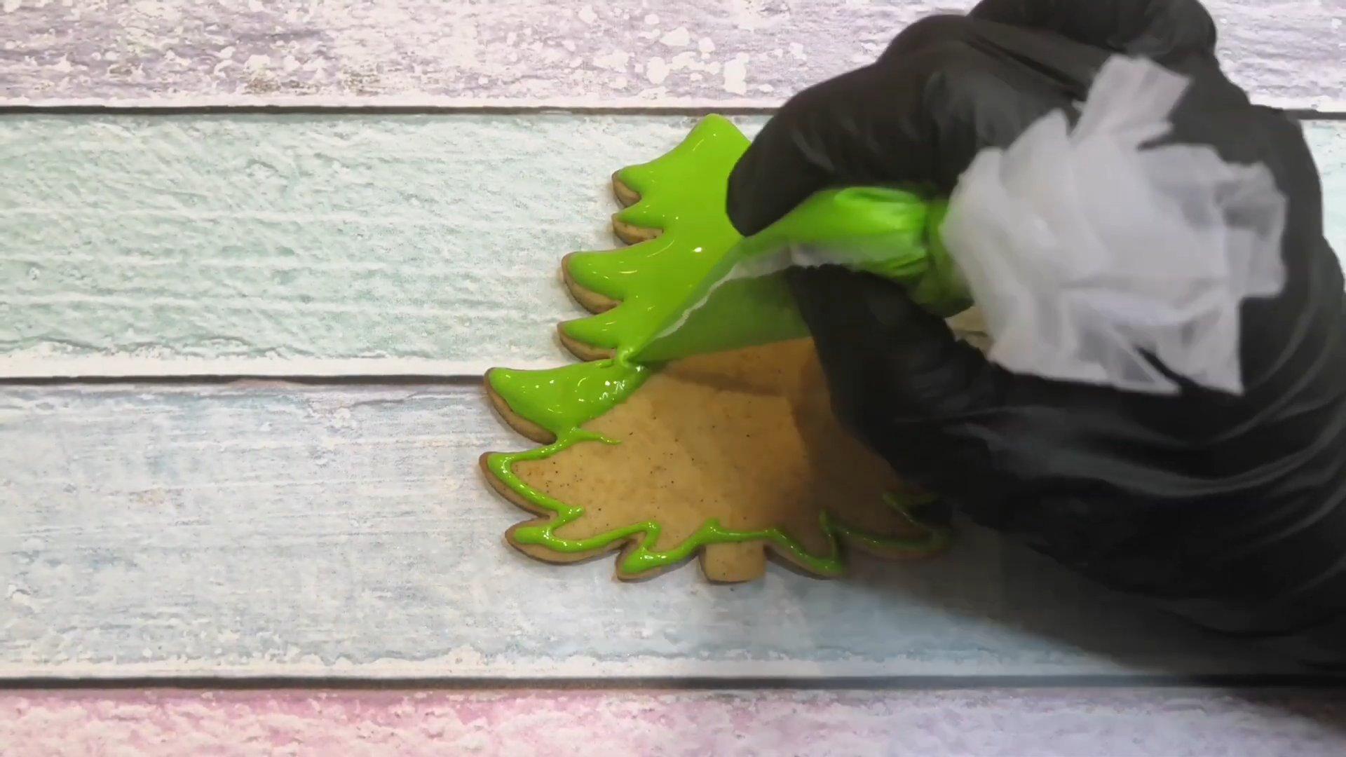 Rezept – So dekoriert man einen Lebkuchen-Weihnachtsbaum – Schritt 3