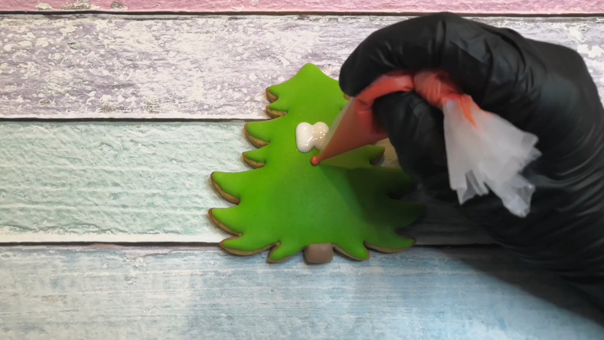 Rezept – So dekoriert man einen Lebkuchen-Weihnachtsbaum – Schritt 7