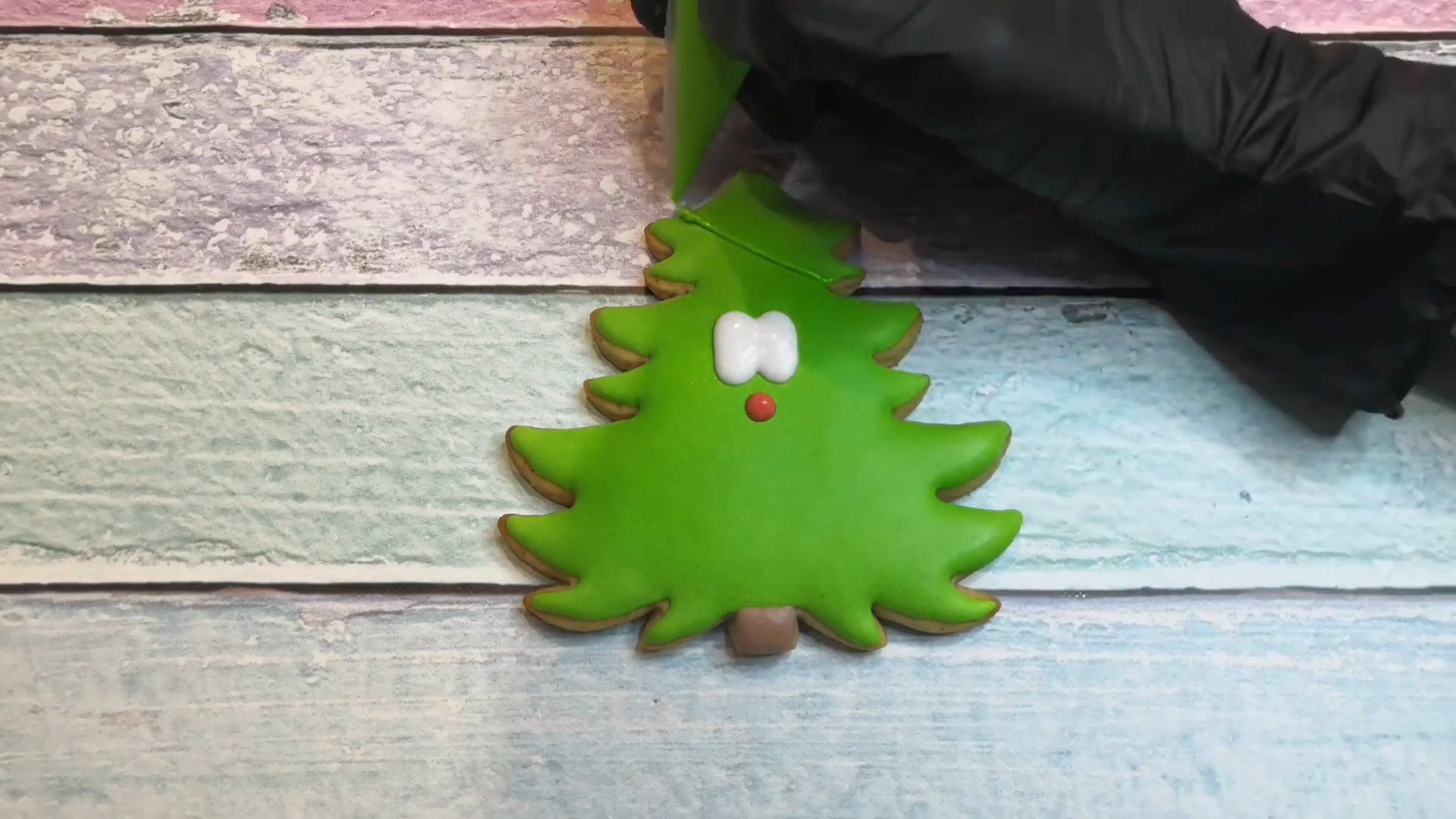 Rezept – So dekoriert man einen Lebkuchen-Weihnachtsbaum – Schritt 8