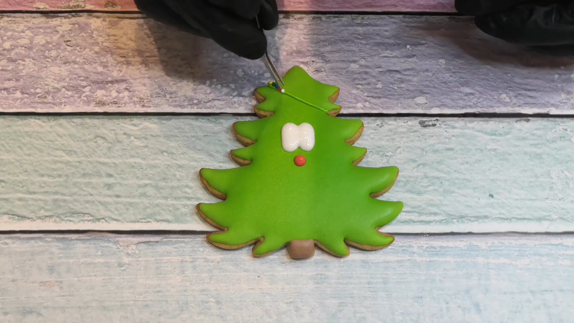 Rezept – So dekoriert man einen Lebkuchen-Weihnachtsbaum – Schritt 9