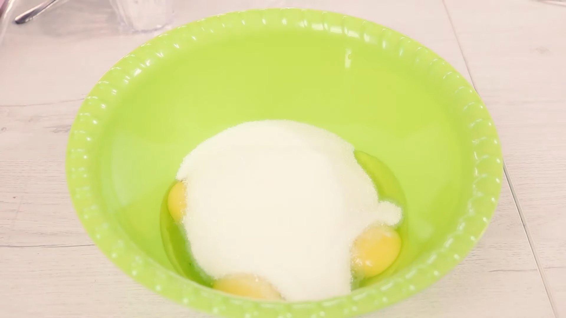 Recipe - Malambot na Klasikong Sour Cream Sponge Cake - Hakbang 1