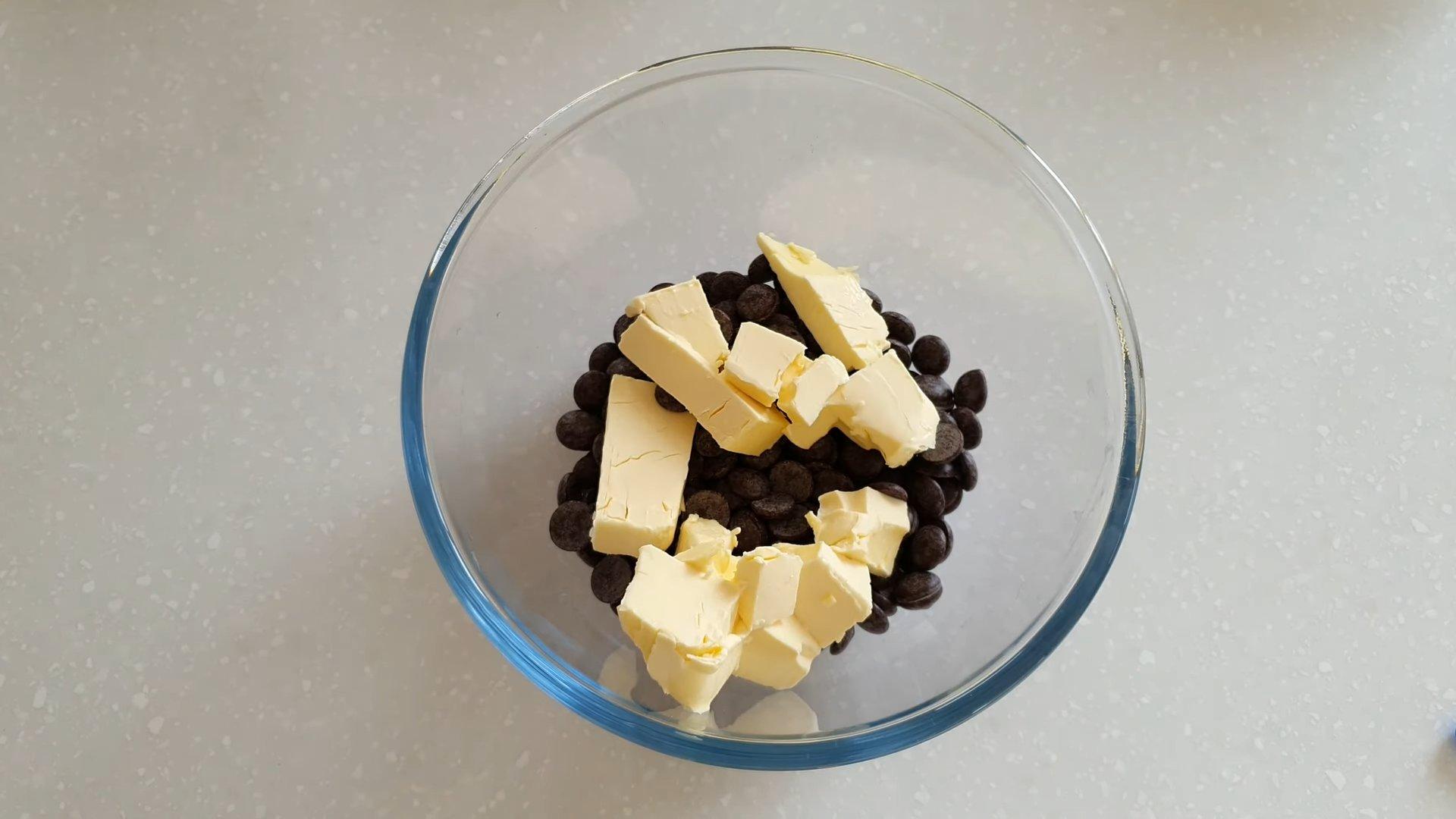 وصفة - كعكات الزنجبيل المتشققة بالشوكولاتة من إعداد الشيف آندي - الخطوة 1