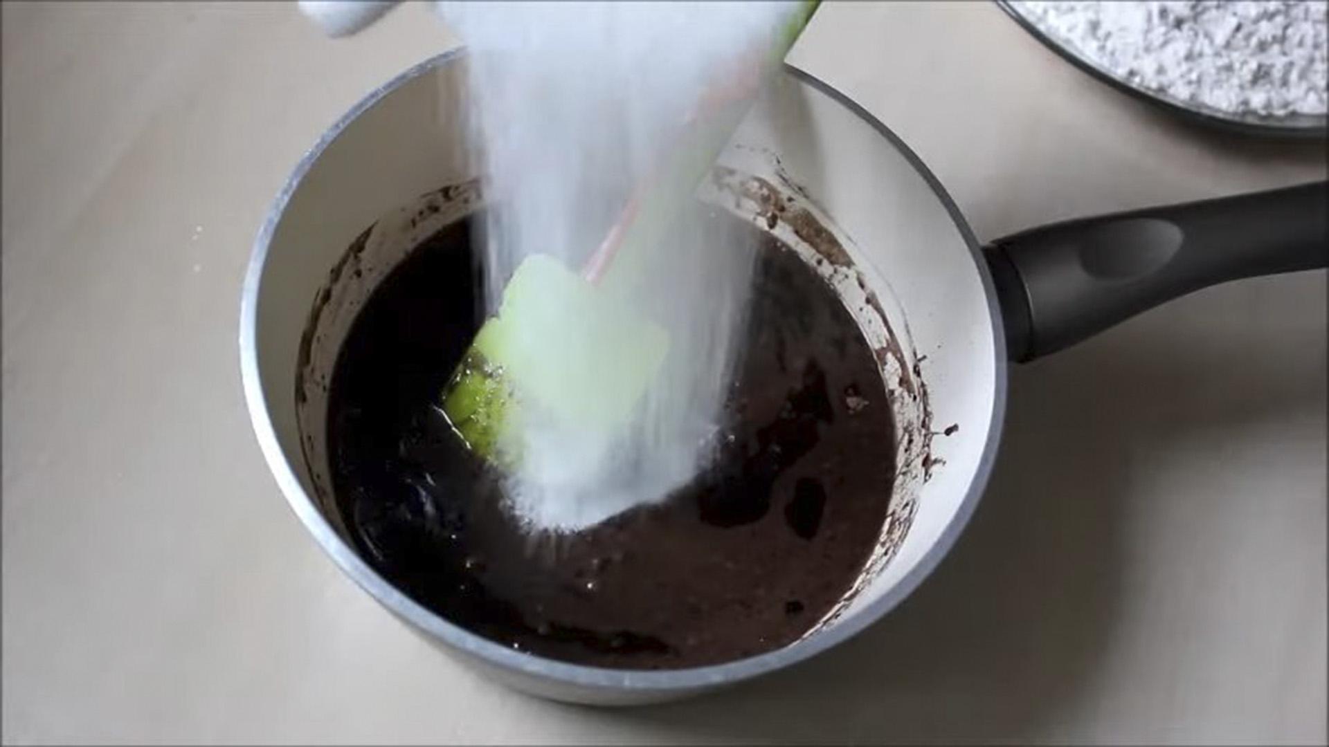 وصفة - كيكة إسفنجية بالشوكولاتة والجوز - الخطوة 3