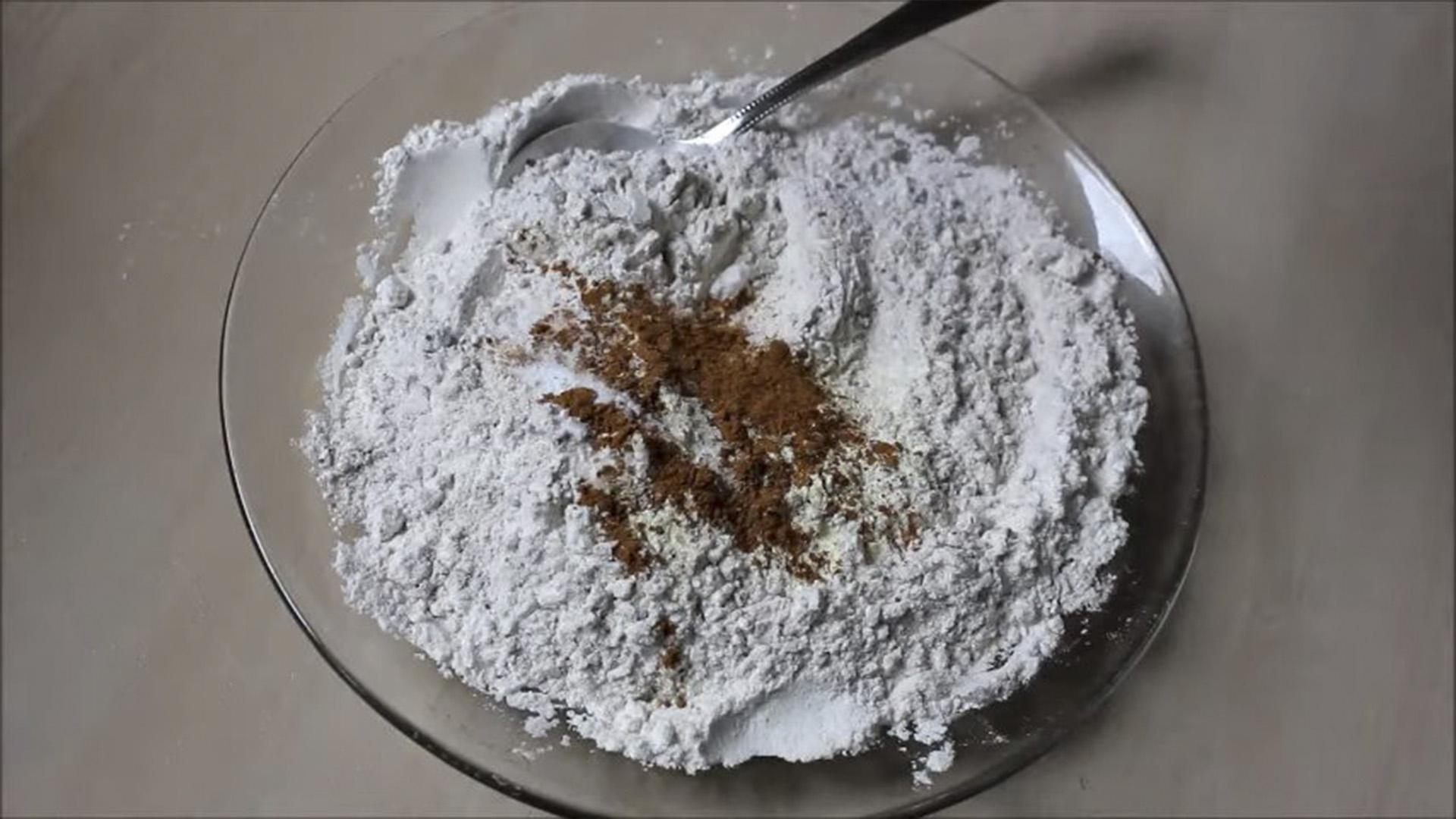 وصفة - كيكة إسفنجية بالشوكولاتة والجوز - الخطوة 5