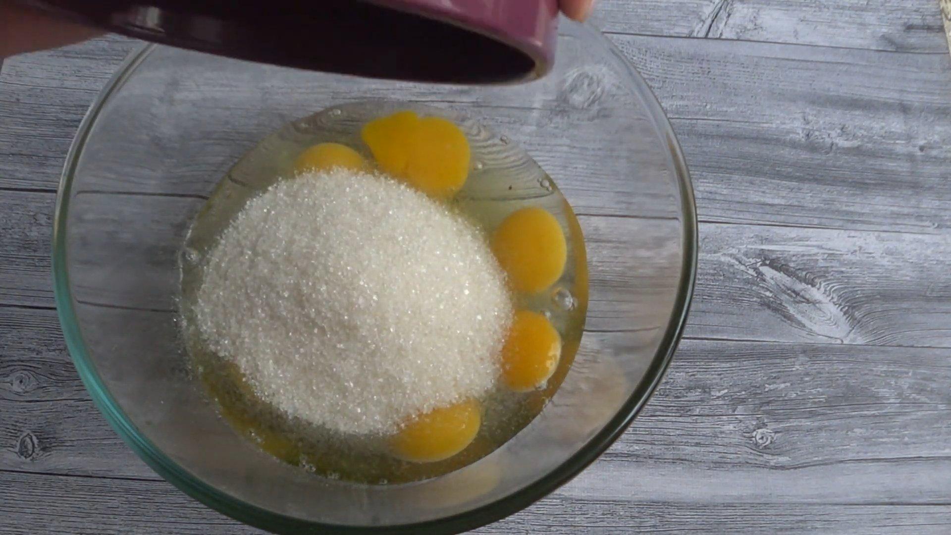 وصفة - كيكة إسفنجية بالماء المغلي وزيت دوار الشمس - الخطوة 1