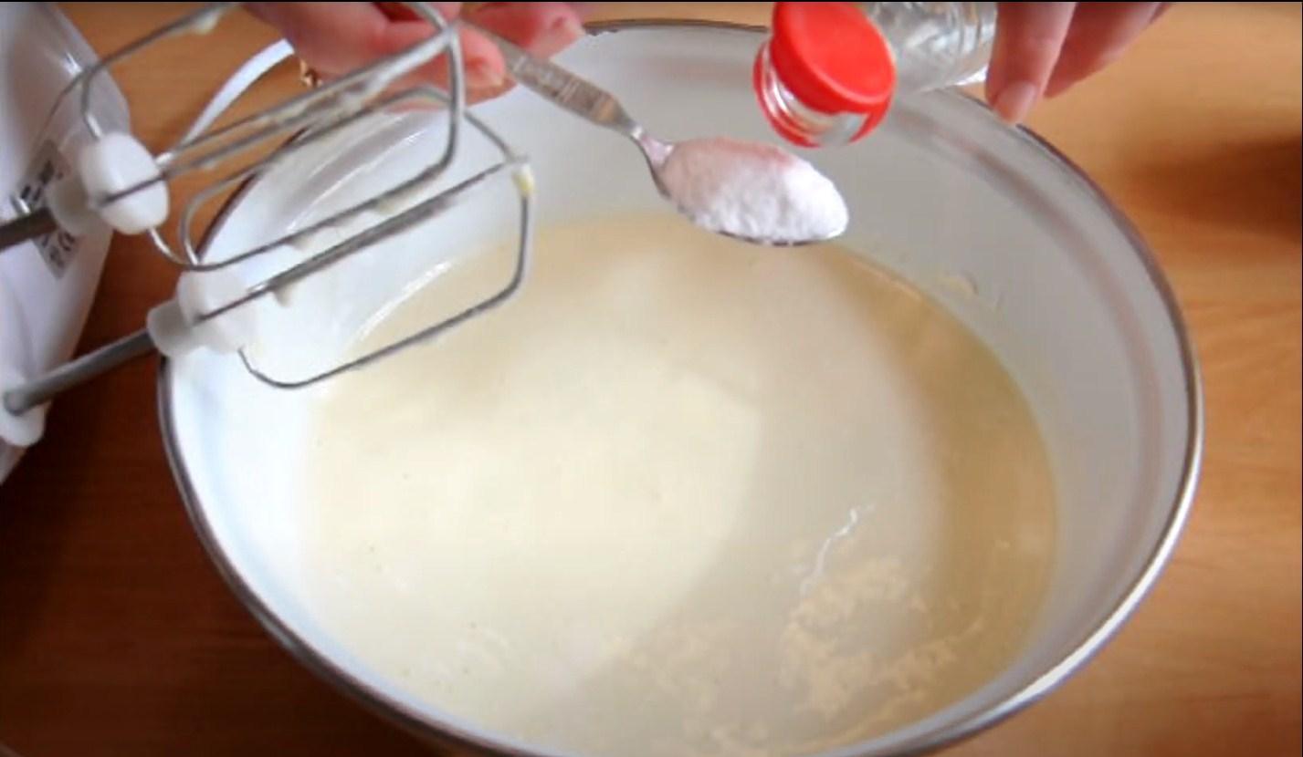 وصفة - كيكة إسفنجية بالحليب المكثف والقشدة الحامضة - الخطوة 7