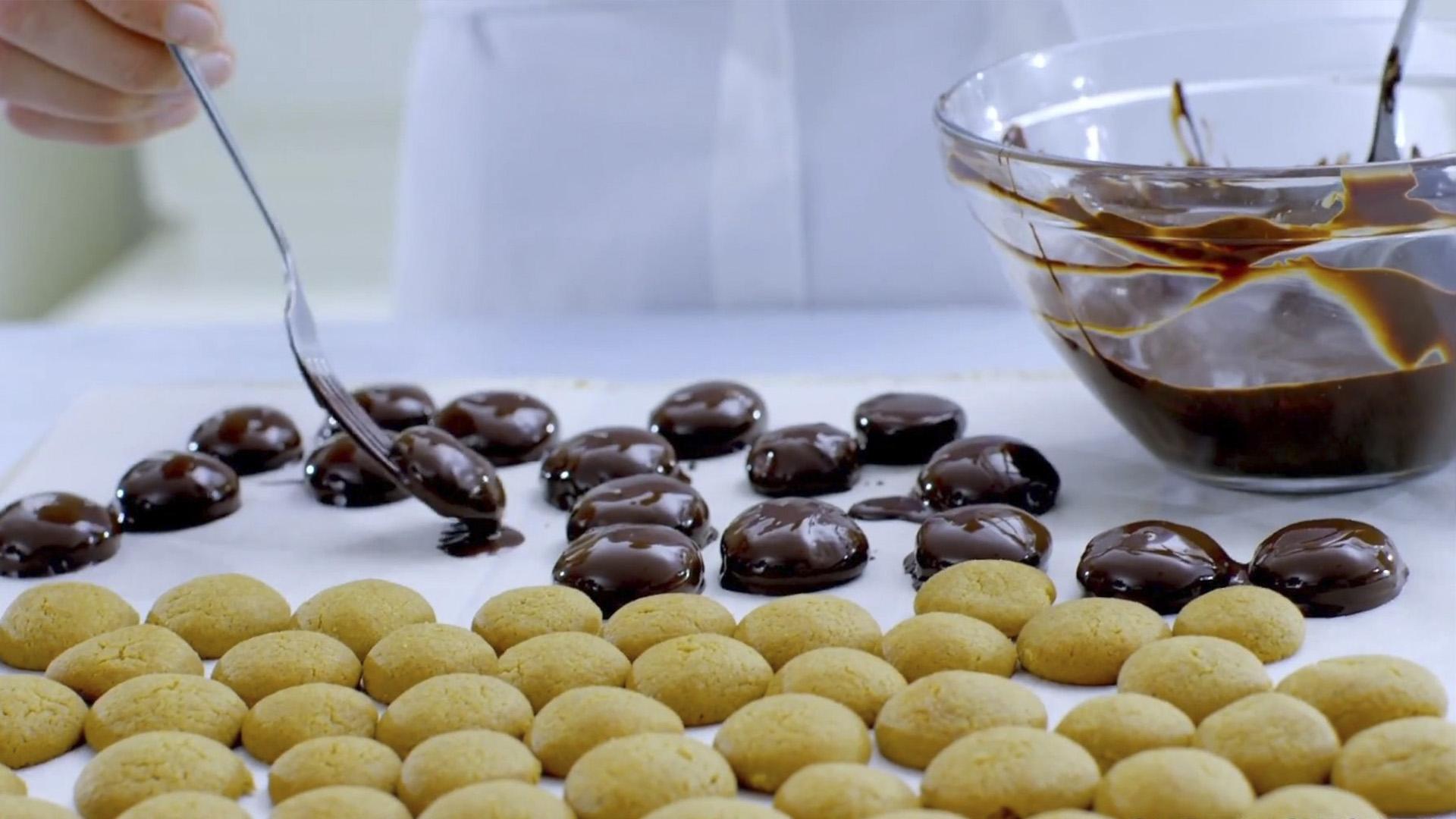 وصفة - كعكات الزنجبيل المغطسة بالشوكولاتة - الخطوة 10