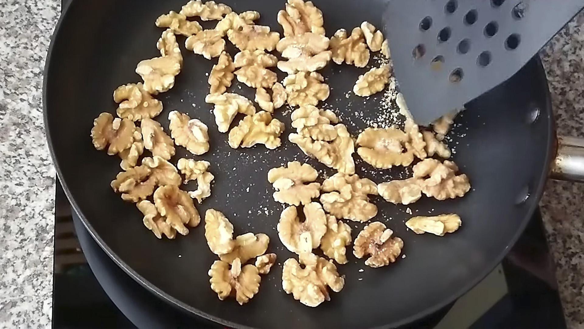 وصفة - كيكة إسفنجية بالعسل والجوز - الخطوة 1