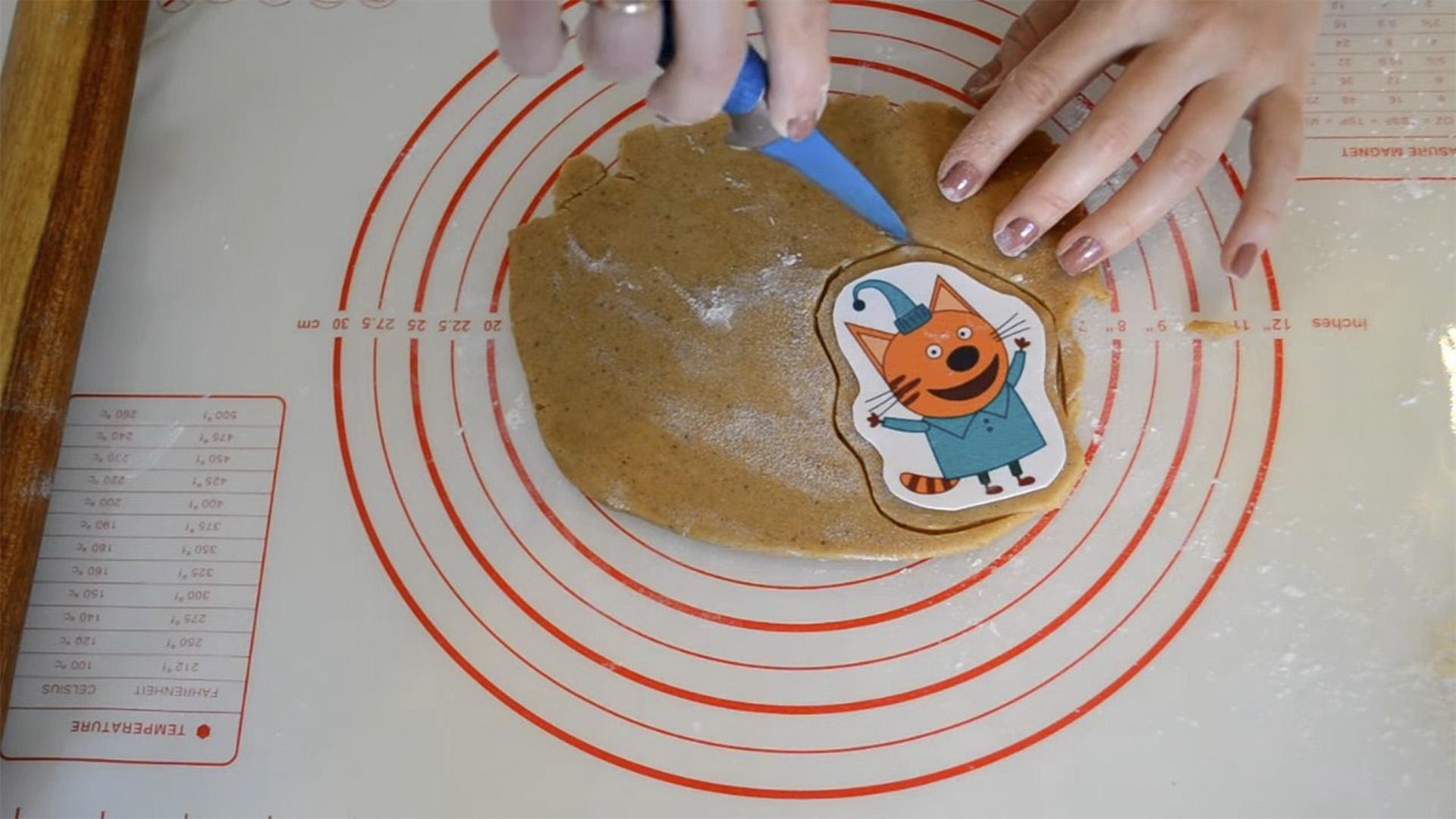 وصفة - تزيين خبز الزنجبيل بالسكر - صورة - الخطوة 1