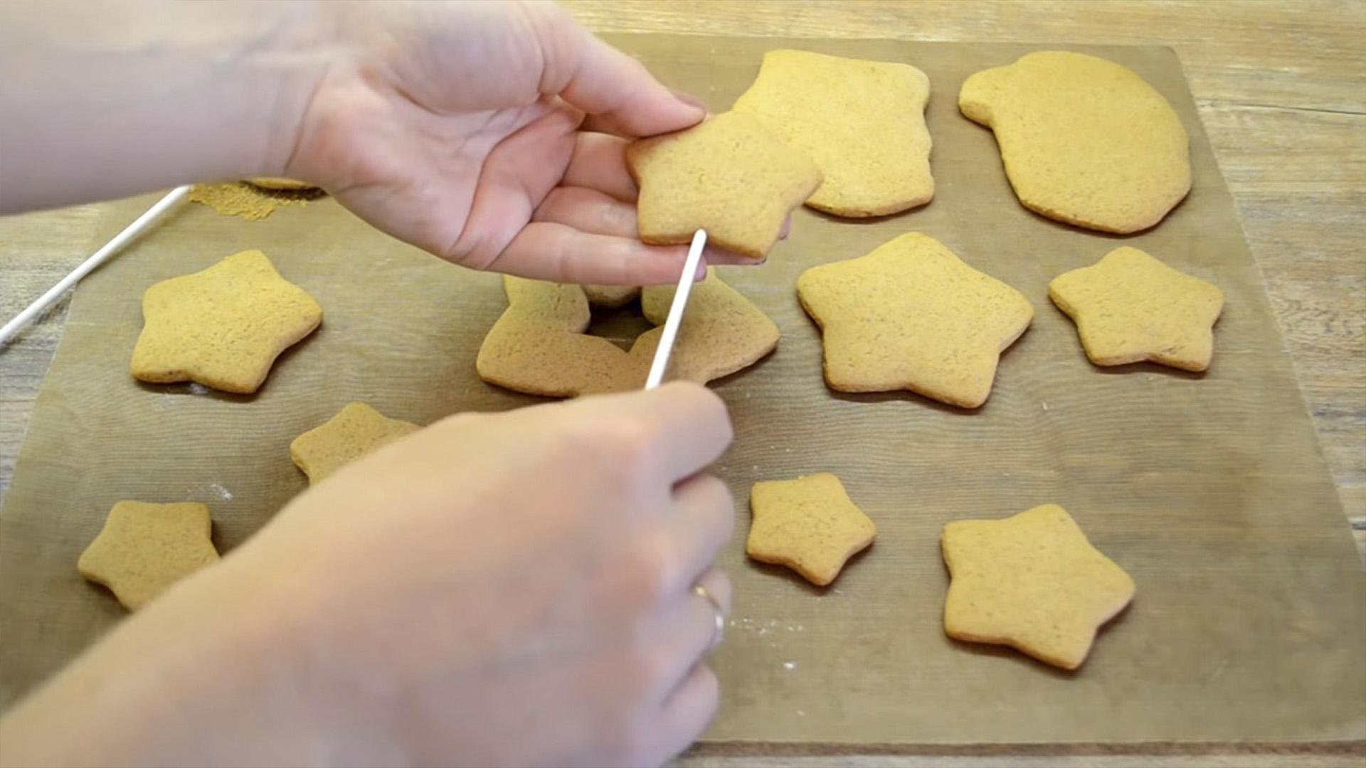 وصفة - تزيين خبز الزنجبيل بالسكر (صورة) - الخطوة 3