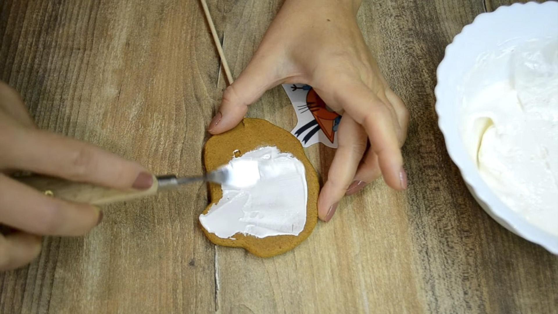 وصفة - تزيين خبز الزنجبيل بالسكر (صورة) - الخطوة 6