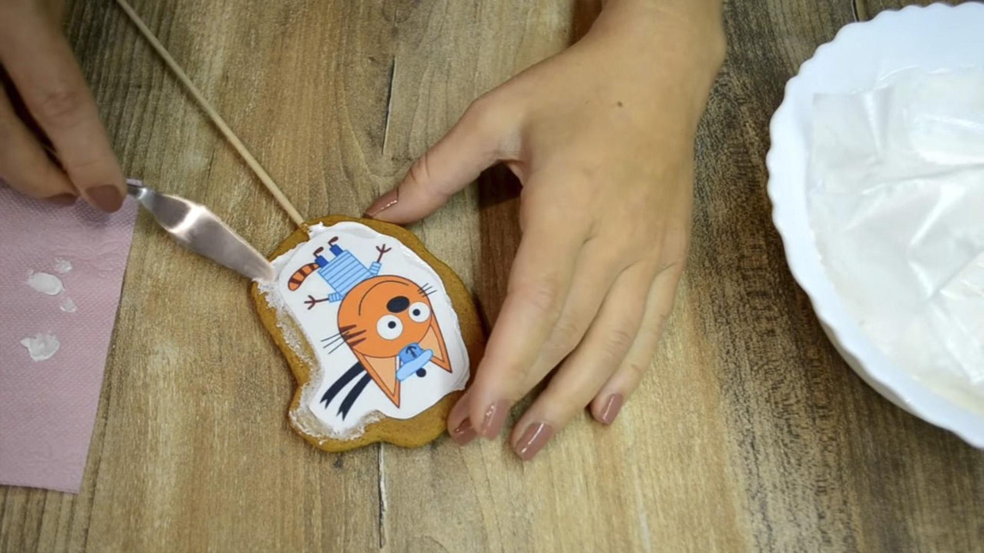 وصفة - تزيين خبز الزنجبيل بالسكر (صورة) - الخطوة 8