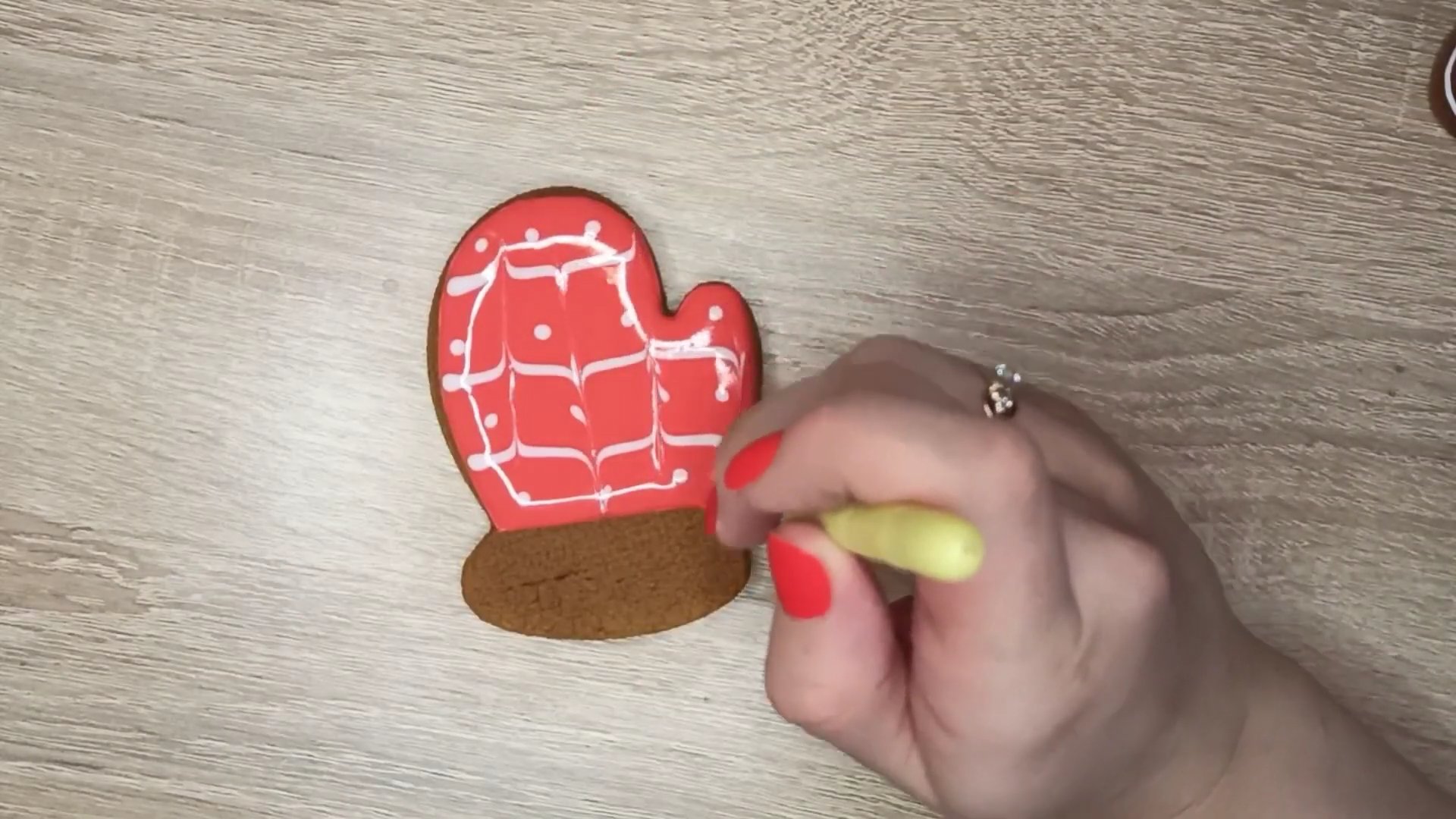 Rezept – Bemalen der Lebkuchen-"Fäustlinge" – Schritt 4