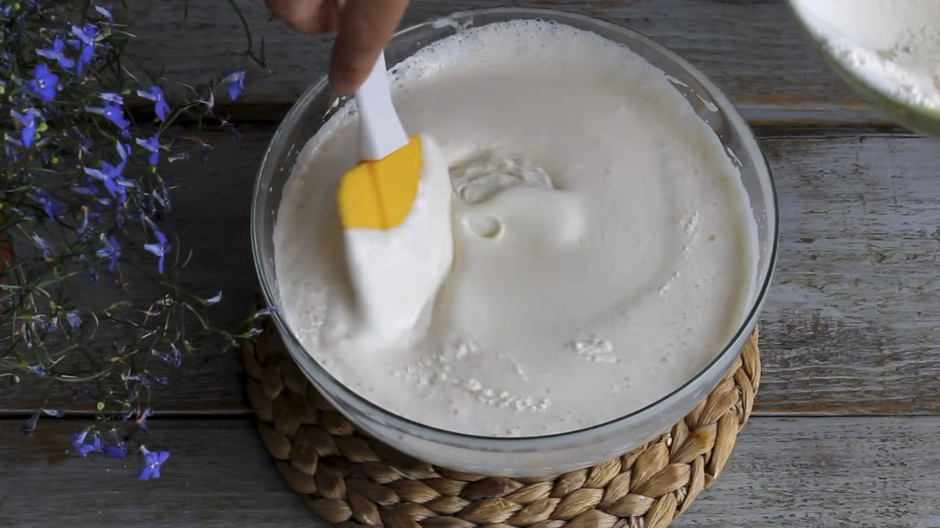 Opskrift - Surmælkssvampekage - Trin 6