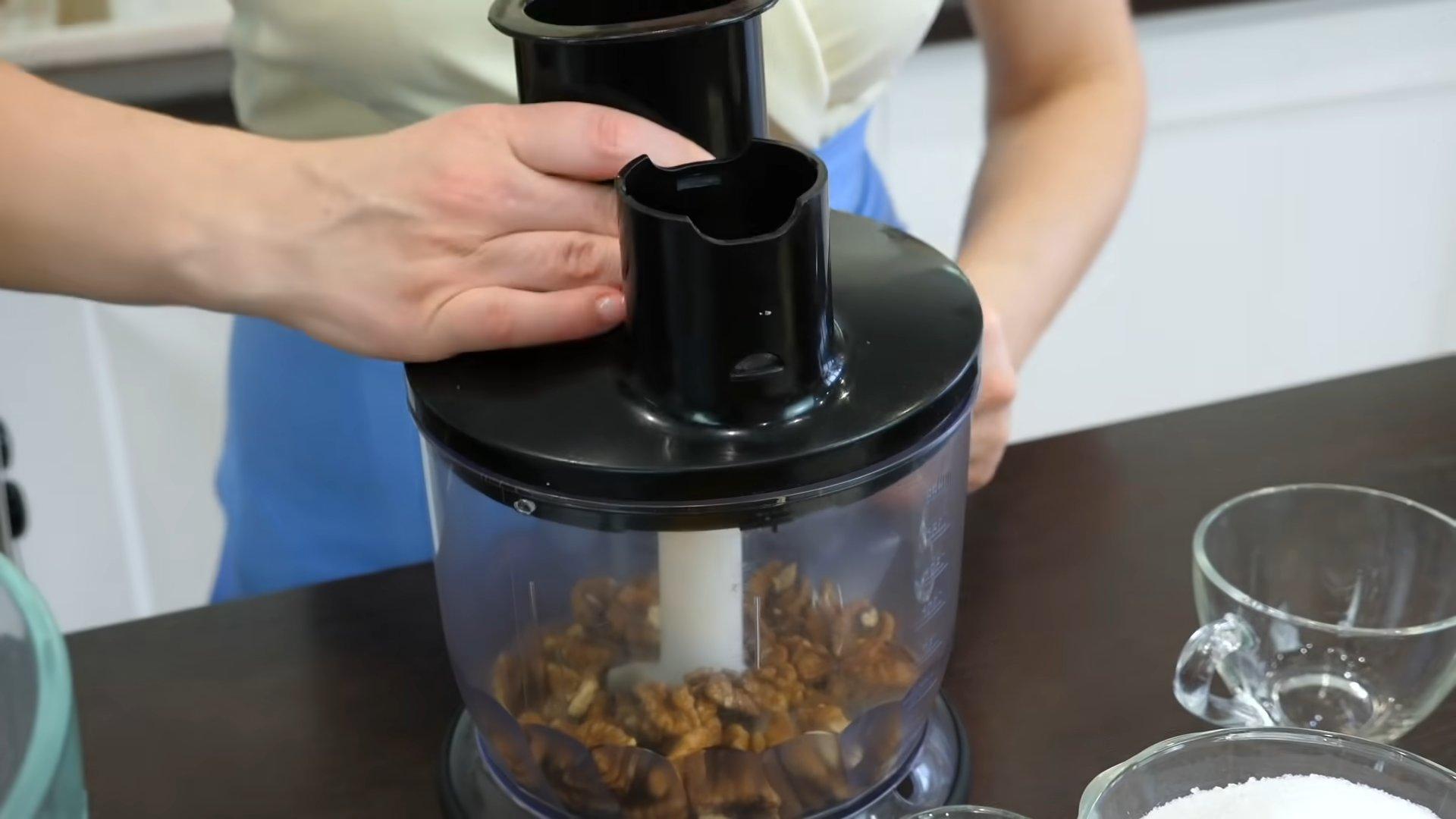 وصفة - كيكة إسفنجية بالمكسرات والزبيب - الخطوة 1