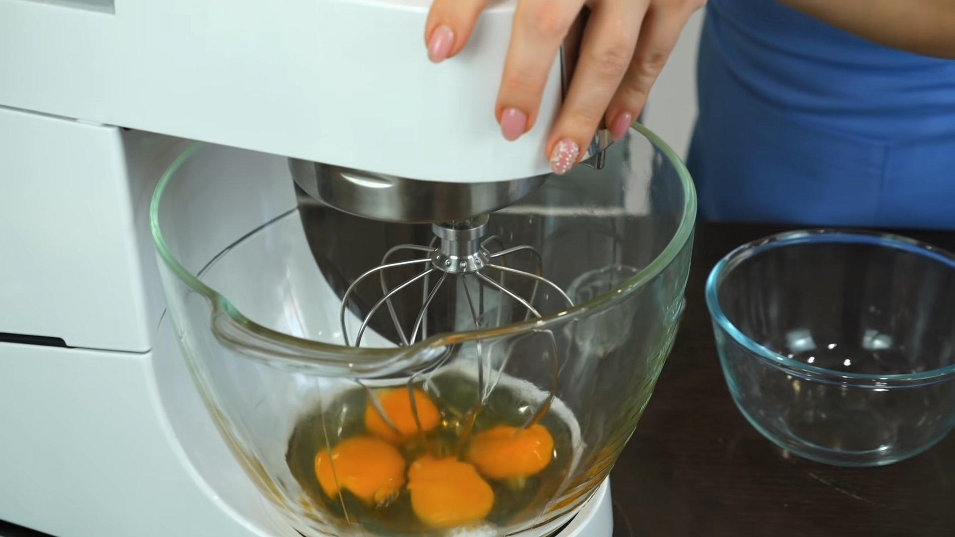 وصفة - كيكة إسفنجية بالمكسرات والزبيب - الخطوة 2