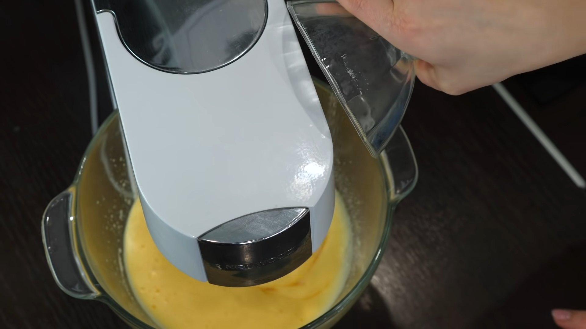 وصفة - كيكة إسفنجية بالمكسرات والزبيب - الخطوة 3