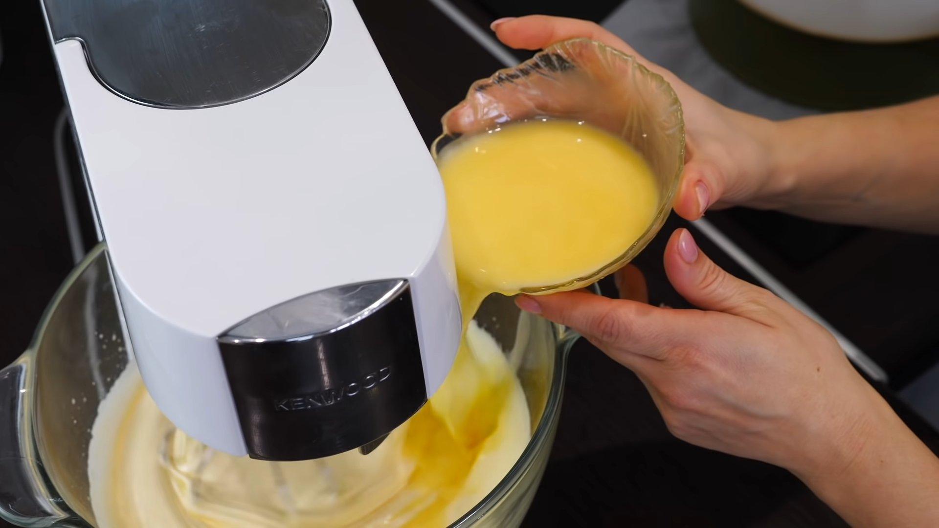 وصفة - كيكة إسفنجية بالمكسرات والزبيب - الخطوة 4