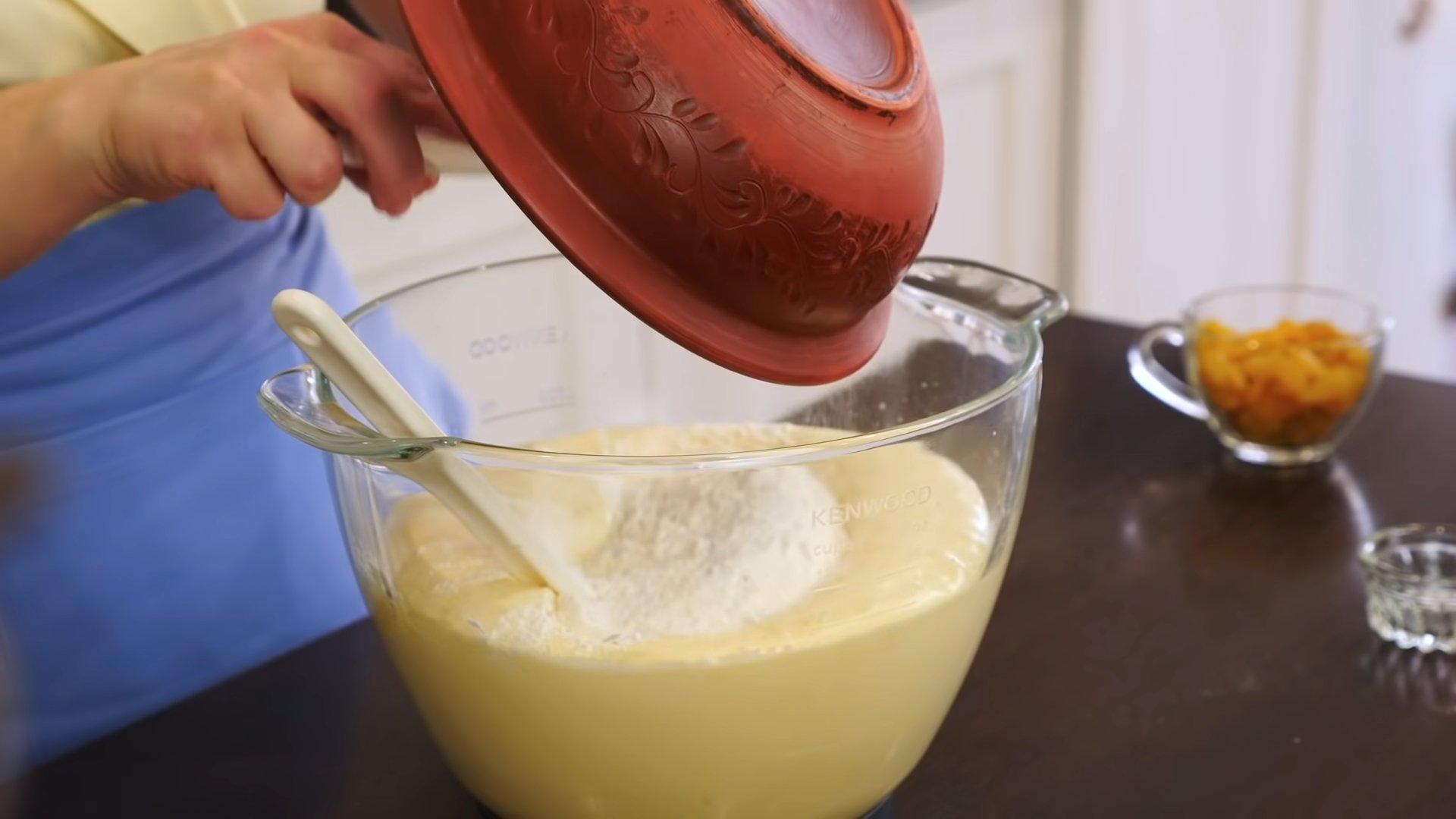 وصفة - كيكة إسفنجية بالمكسرات والزبيب - الخطوة 6