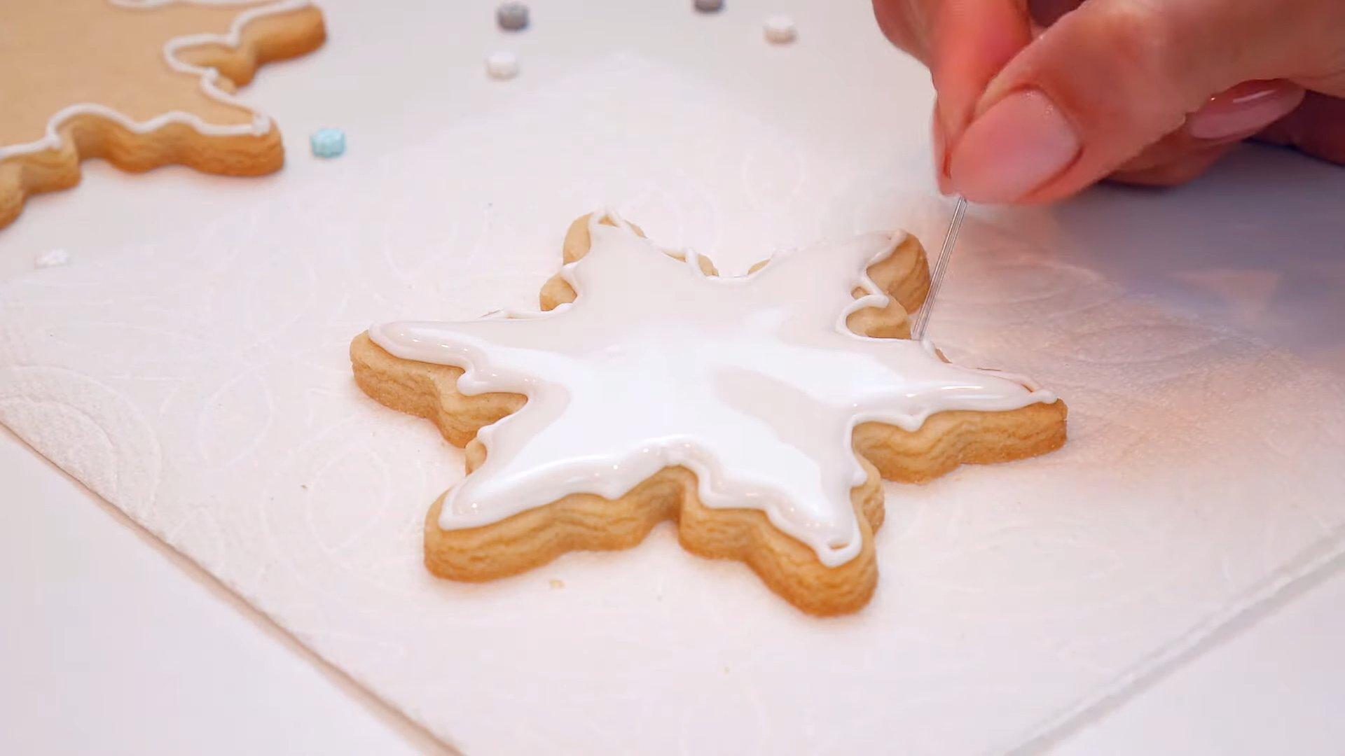 Rezept – Bemalen eines Schneeflocken-Lebkuchenplätzchens – Schritt 4