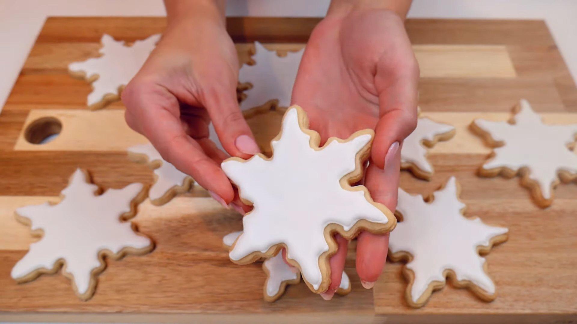 Rezept – Bemalen eines Schneeflocken-Lebkuchenplätzchens – Schritt 5
