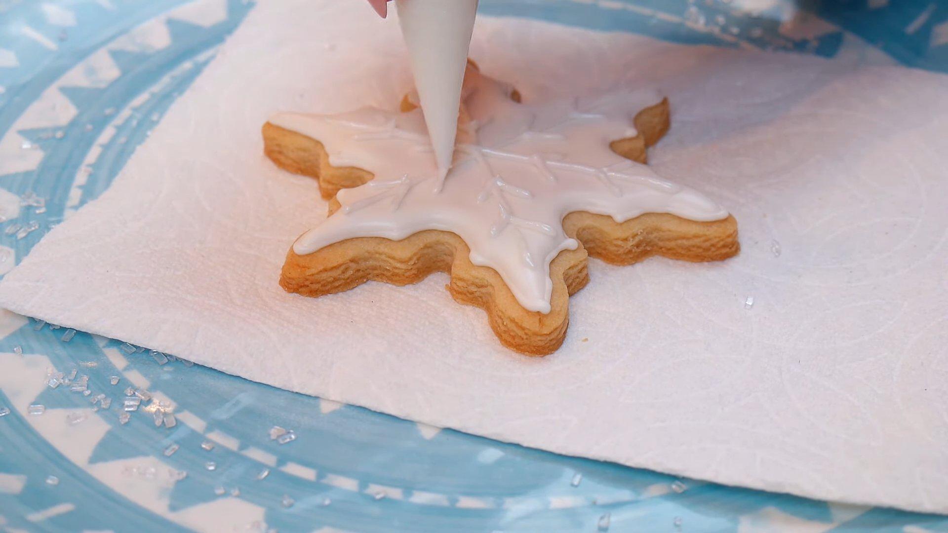 Rezept – Bemalen eines Schneeflocken-Lebkuchenplätzchens – Schritt 6