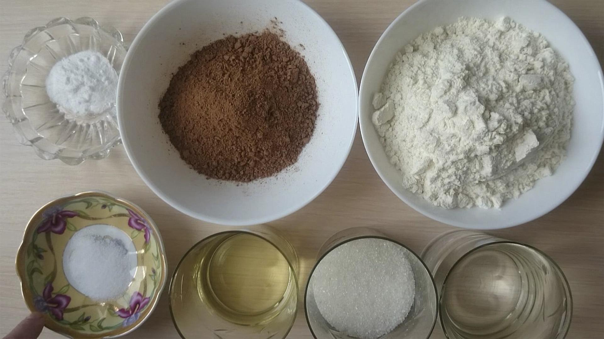 وصفة - كيكة إسفنجية بدون بيض بالماء المغلي - الخطوة 1