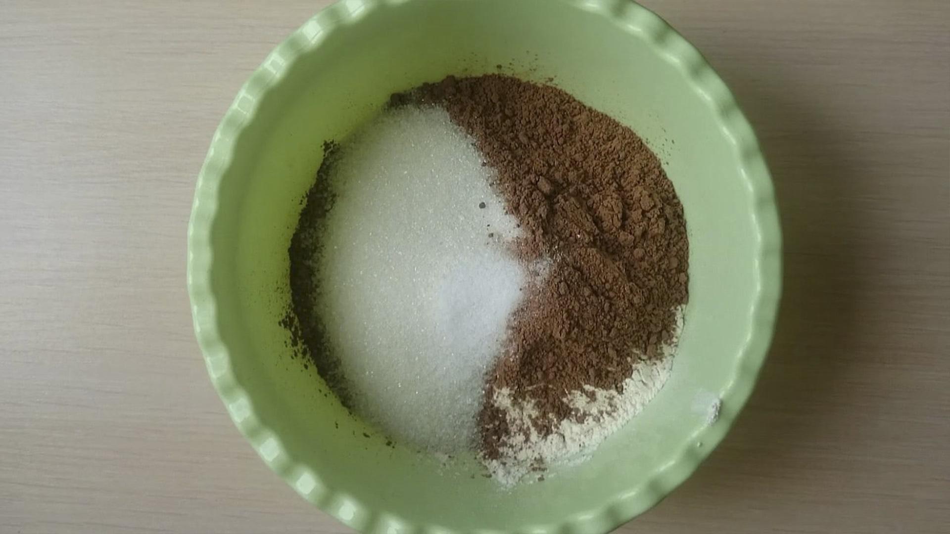 وصفة - كيكة إسفنجية بدون بيض بالماء المغلي - الخطوة 2