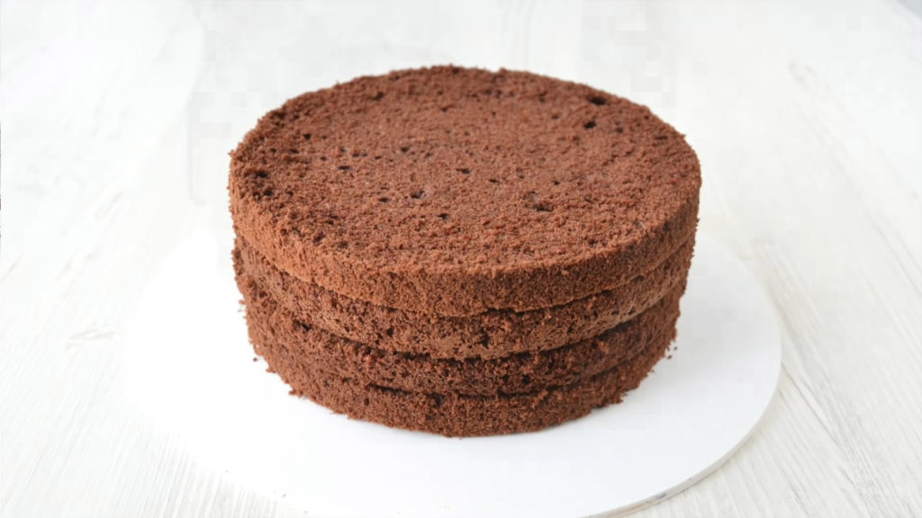 صورة لكعكة إسفنجية مع الماء المغلي