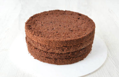 صورة لكعكة إسفنجية مع الماء المغلي