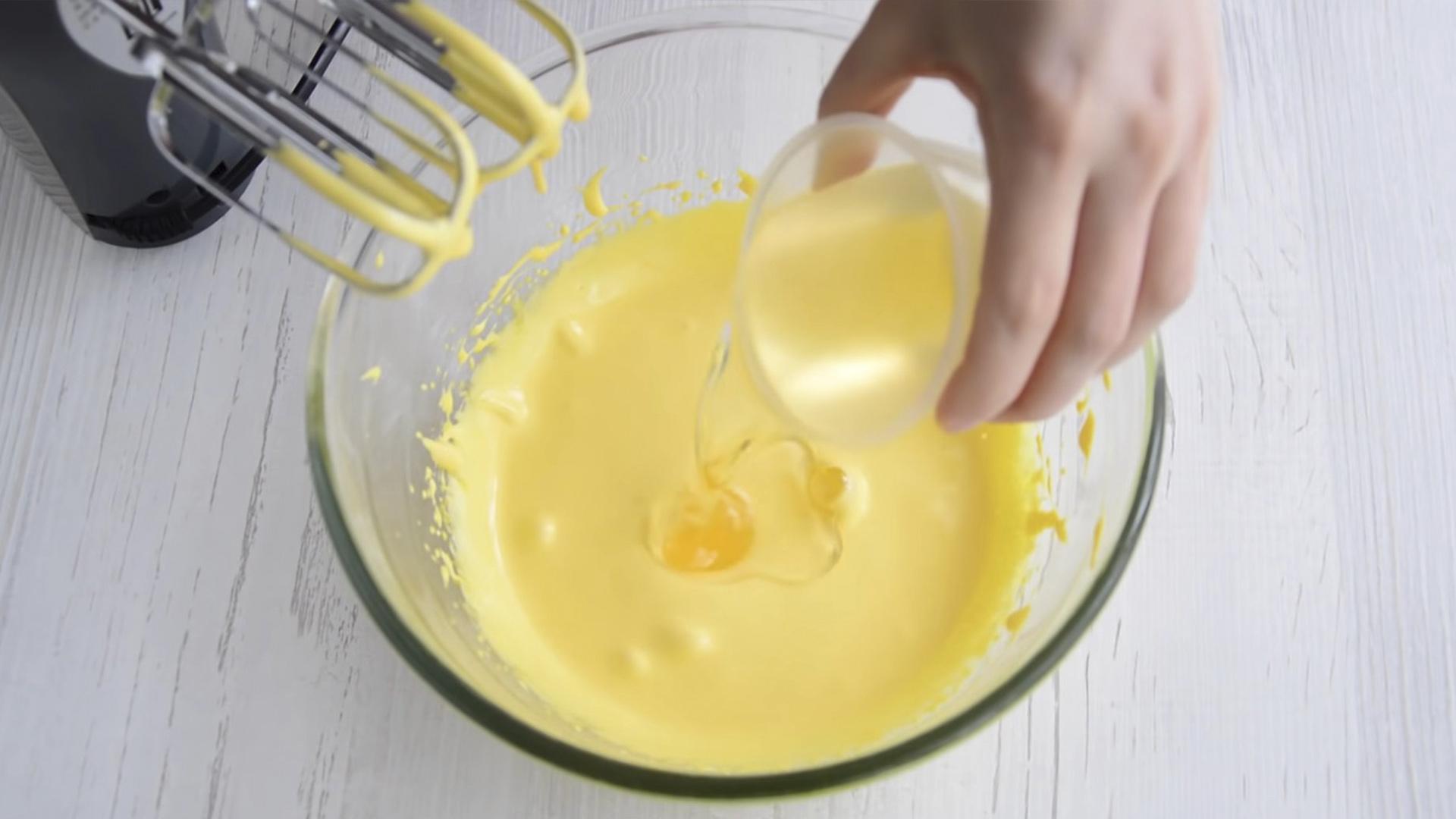 وصفة - كيكة إسفنجية بالشوكولاتة والكاسترد مع الماء المغلي - الخطوة 3