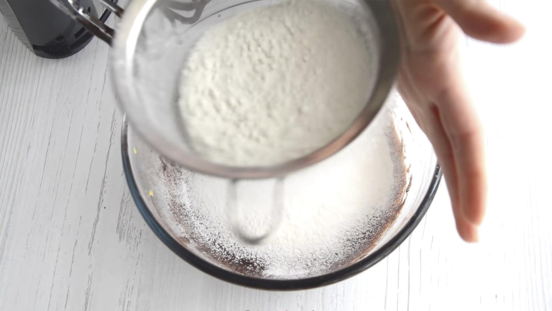 وصفة - كيكة إسفنجية بالشوكولاتة والكاسترد مع الماء المغلي - الخطوة 6