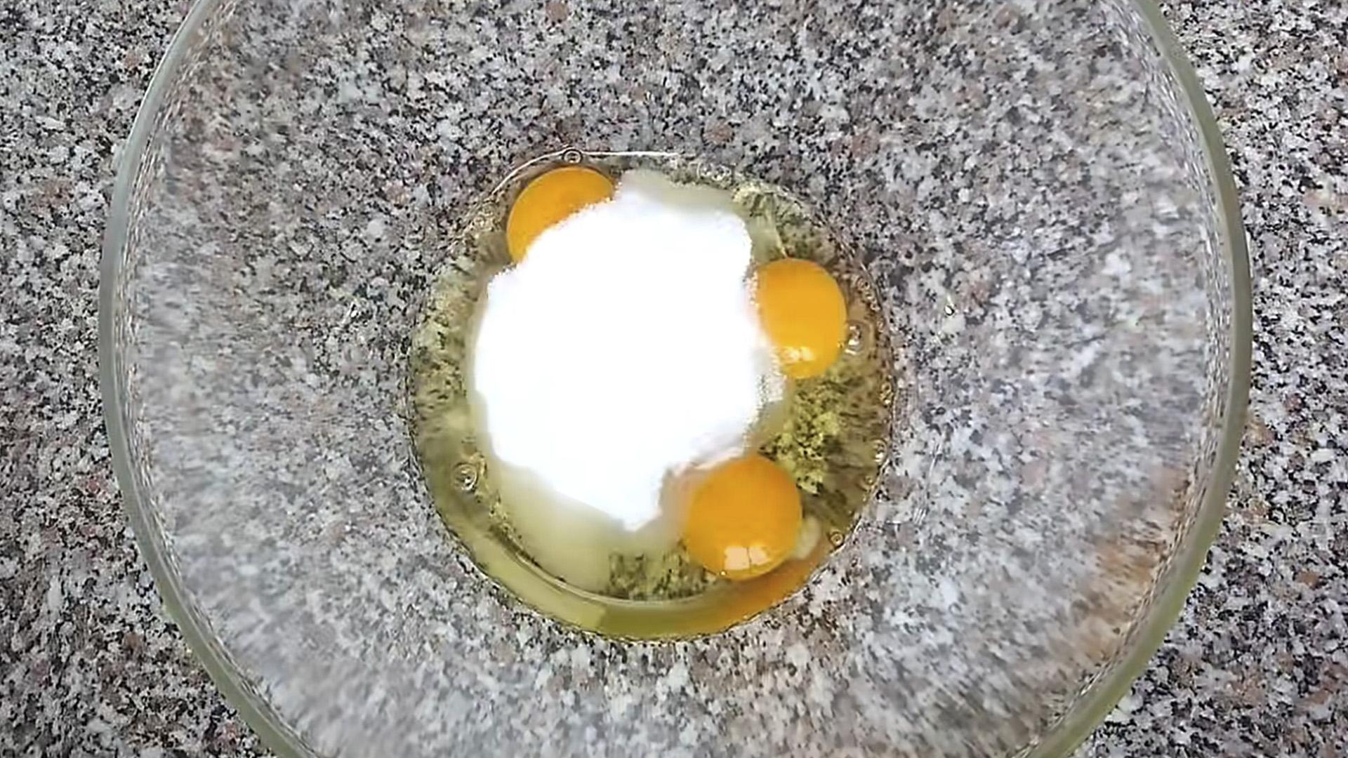 Recipe - Klasikong Sponge Cake na Walang Mixer sa isang Skillet - Hakbang 1