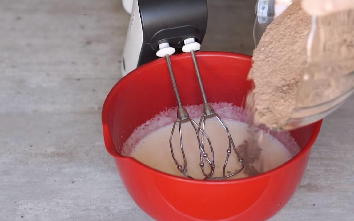 Recipe - Chocolate Sponge Cake na may Kumukulong Tubig - Hakbang 4