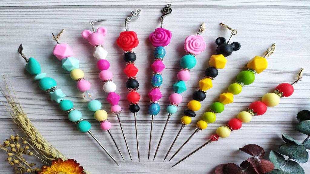 Was Sie zum Dekorieren von Lebkuchen benötigen: eine Ahle, Nadeln und Zahnstocher – Foto