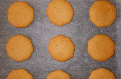 كعكات الزنجبيل الخاصة بالصوم الكبير - الخطوة 10