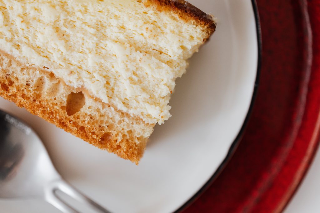 كيفية تخزين الكيك الإسفنجي بشكل صحيح قبل تجميعه - صورة