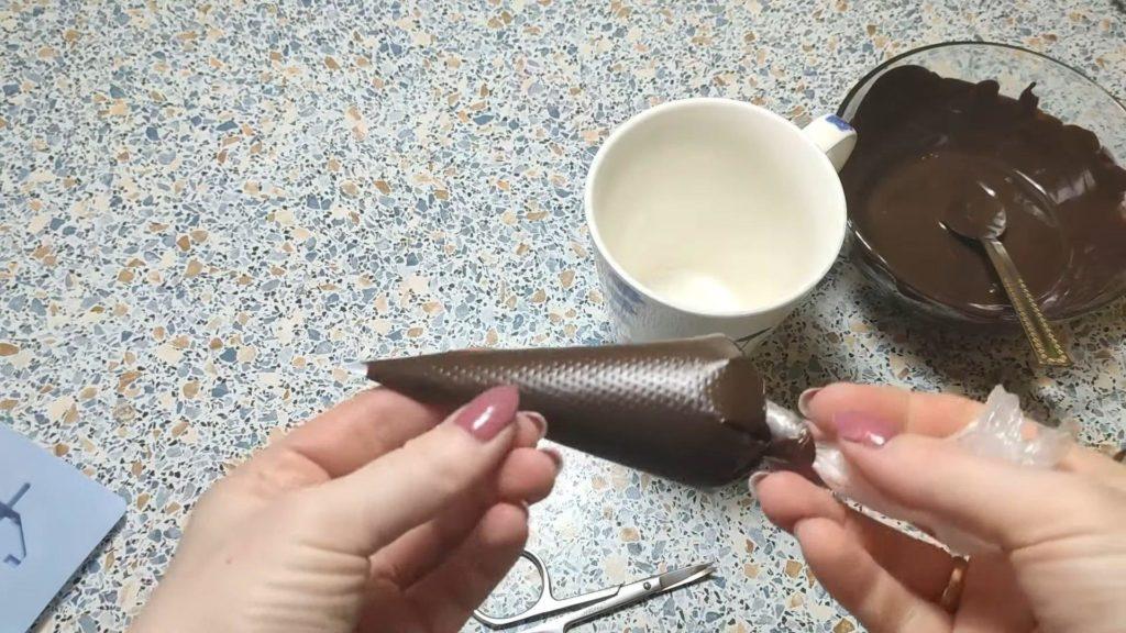 Com escriure en un pastís amb xocolata - Mètode 3 - Pas 1