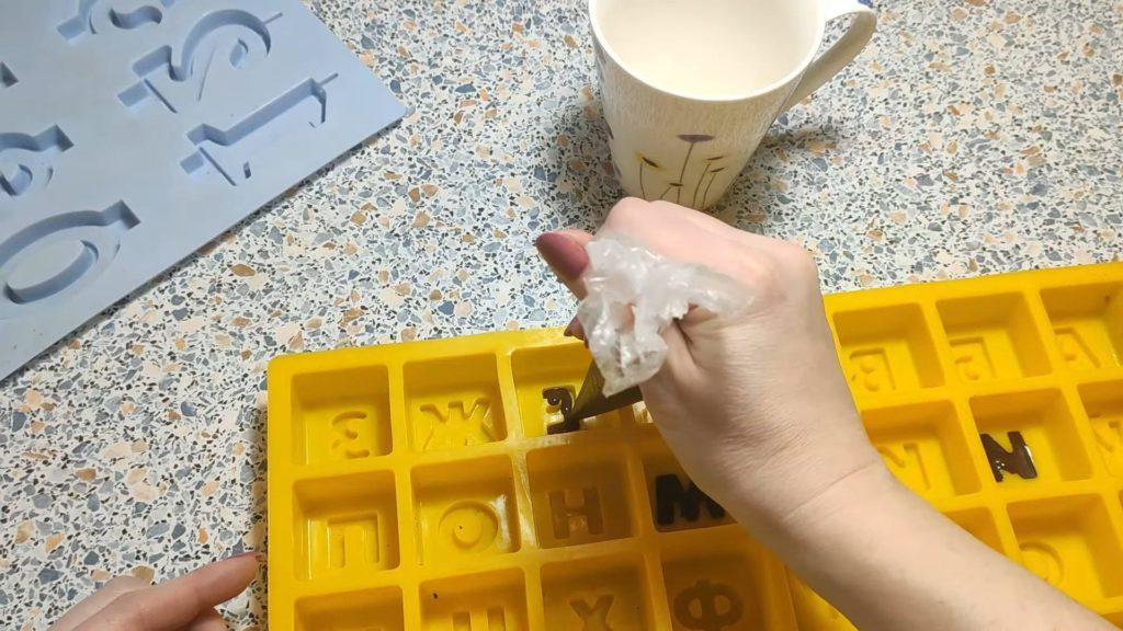 Com escriure en un pastís amb xocolata - Mètode 3 - Pas 2