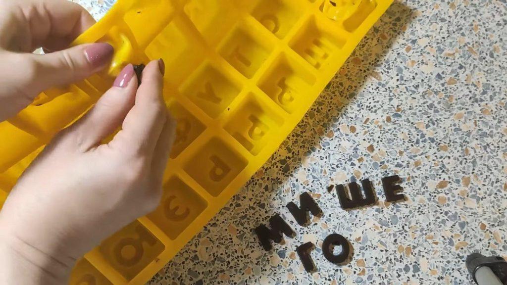 Com escriure en un pastís amb xocolata - Mètode 3 - Pas 3