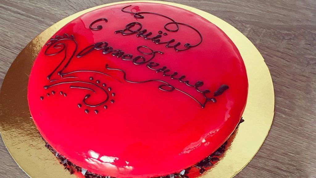 Com escriure en un pastís de mousse amb xocolata - foto