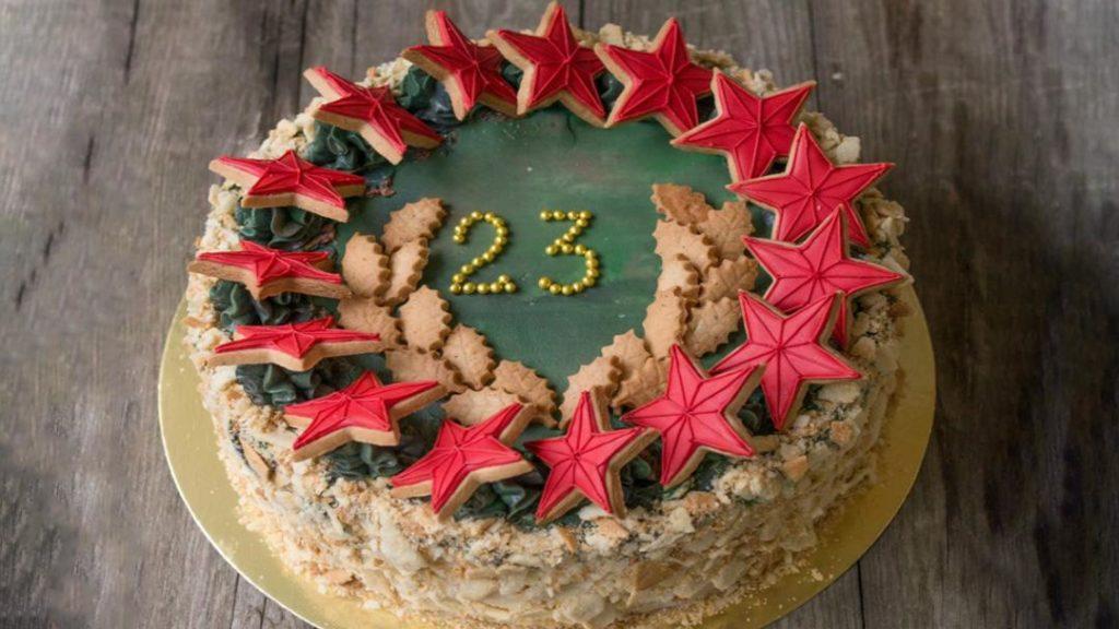 Espolvorejar l'escriptura sobre un pastís - foto