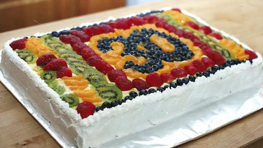 Inscripció de pastís amb fruites i baies - foto